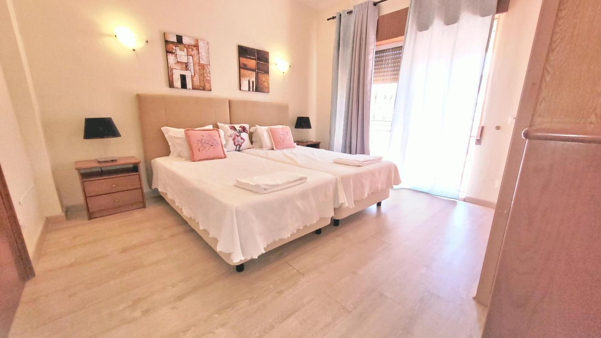 Walking Distance To The Centre - Snooker Table - Private Pool - 5 Bedrooms Quarteira Buitenkant foto